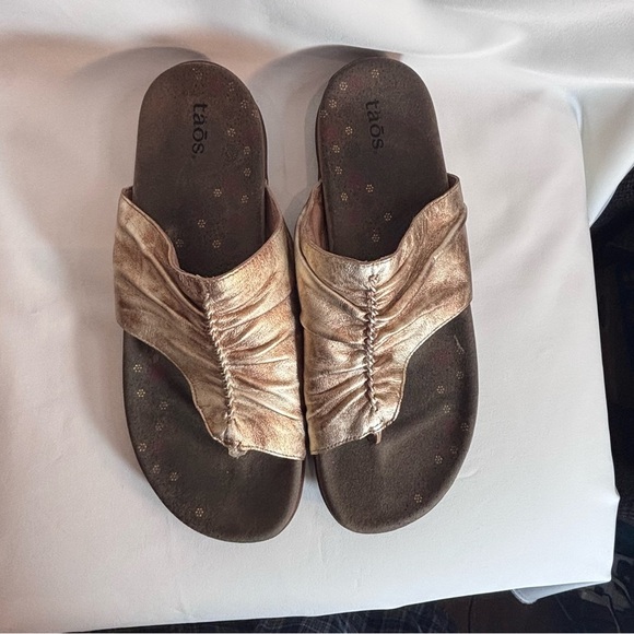 TAOS Sz 10 Gift 2 Front Post Ruched Gold Sandals Confort Insoles Leather - Picture 3 of 9